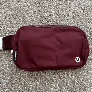 Lululemon everywhere beltbag red merlot NWT